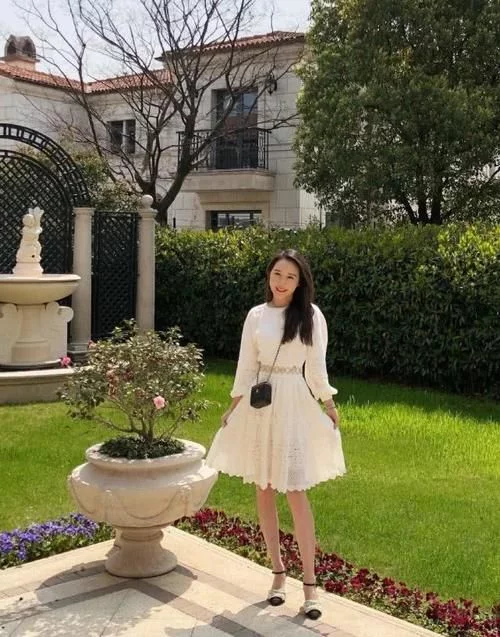 奔四女人“裝嫩”穿搭，簡約時尚又減齡