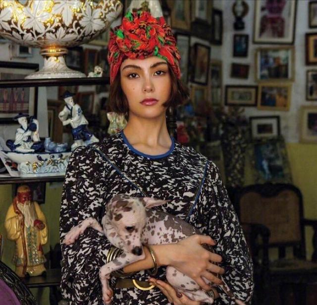 昆凌又現新時尚，包頭巾配斑馬衣