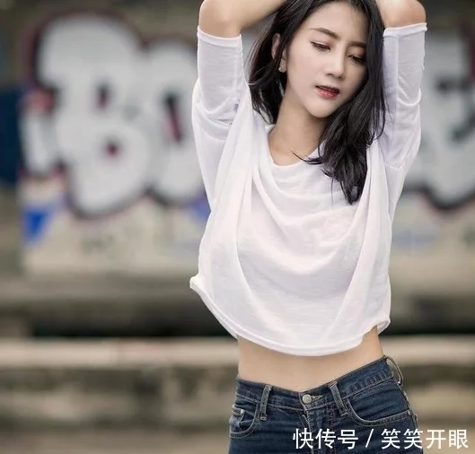 美女的穿搭隨意低調不失時尚