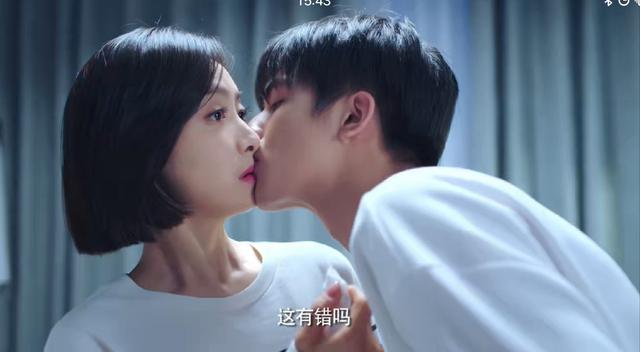 宋茜“顏值在線很抗打”，穿黑色露背禮服