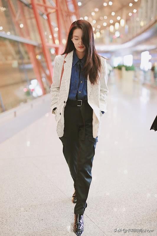 李沁帶火了一種時尚，左邊西裝右邊禮服