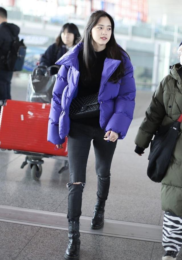 歐陽娜娜太任性，穿羽絨服搭破洞牛仔褲