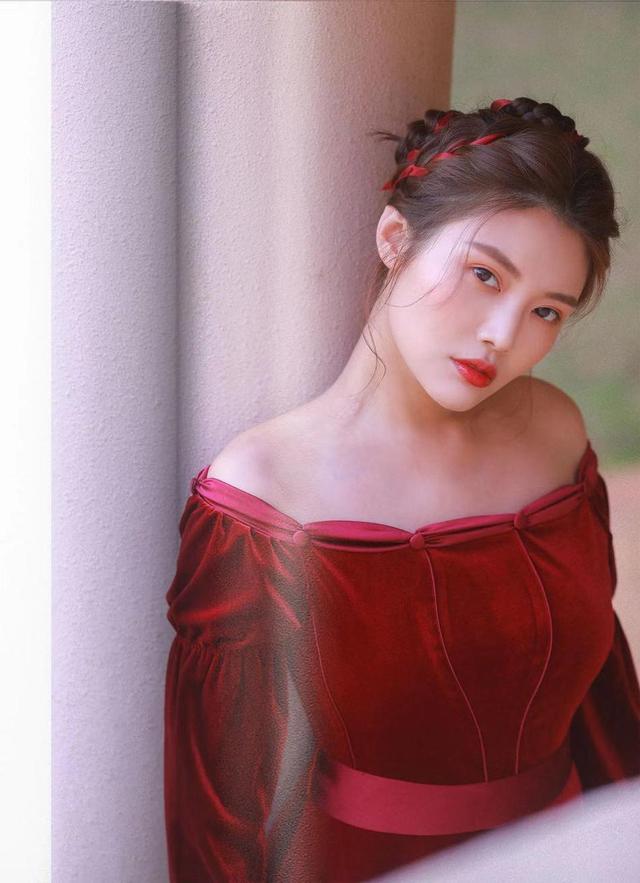 徐冬冬越“放開了”，穿真空絲絨裙藏不住凹凸