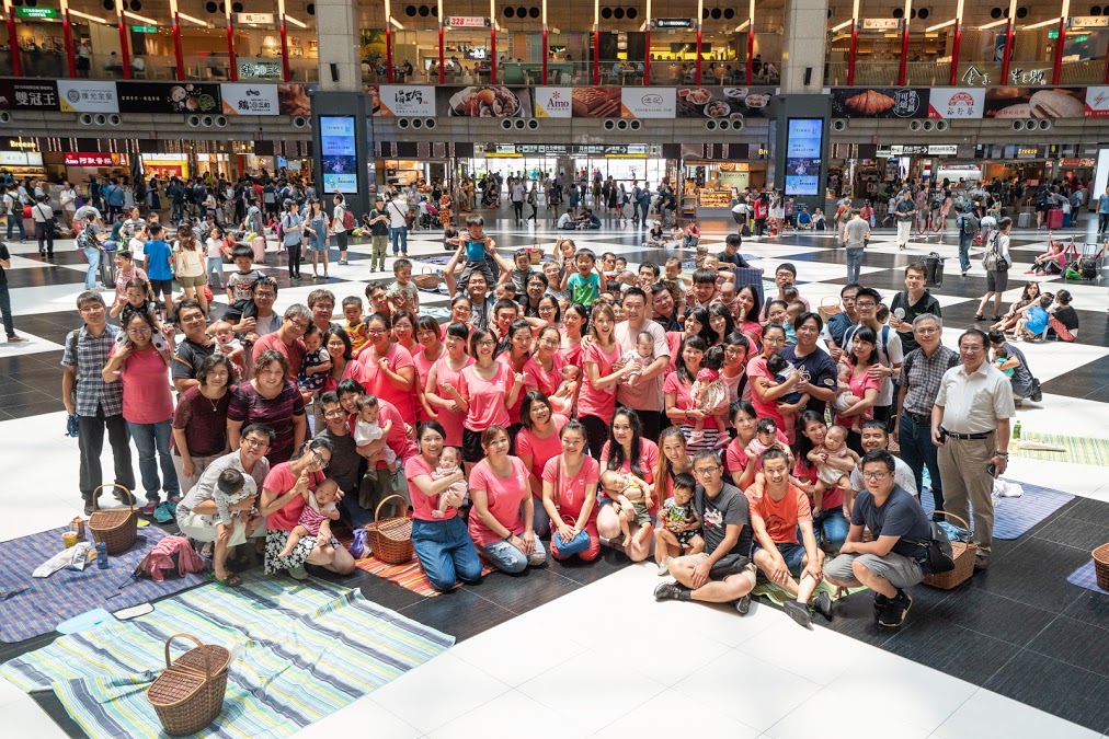 「母乳哺育生命之泉」國際母乳週 知名主持人嚴立婷攜手媽媽「逗陣」來相挺