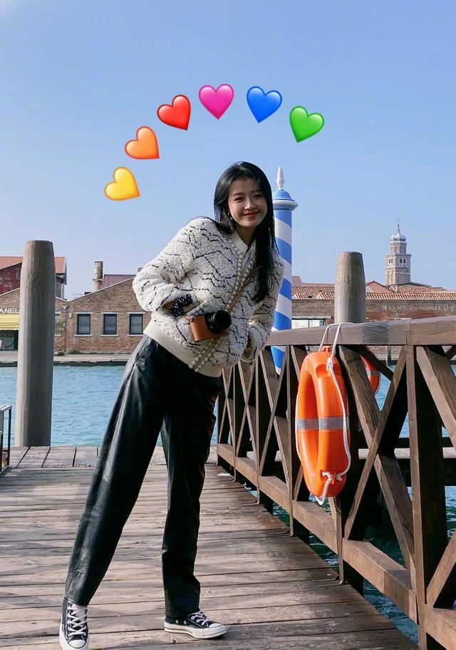 孫怡少女感更勝從前，穿毛絨外套配黑色長褲