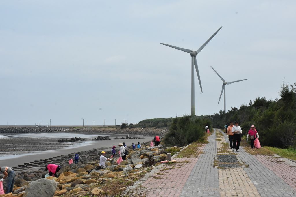 水利71公共服務第二河川局新竹紅毛港淨灘活動 志工投入300人淨灘_珍珠奶茶