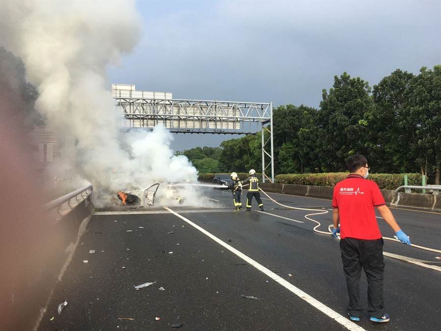 二高南下火燒車 男女抱3月女嬰驚險逃生_新竹到府坐月子