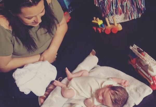 20歲母親深夜餵奶睡著…起床後嬰兒不治　痛心「同床風險」_露營車