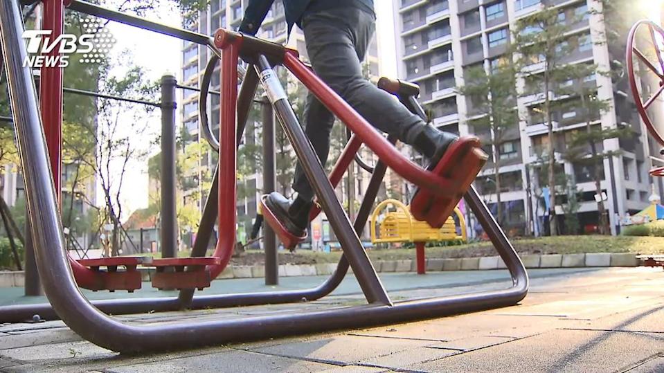 11歲童公園玩「滑步機」小指裂傷 父怒標示不清_新竹婚宴會館