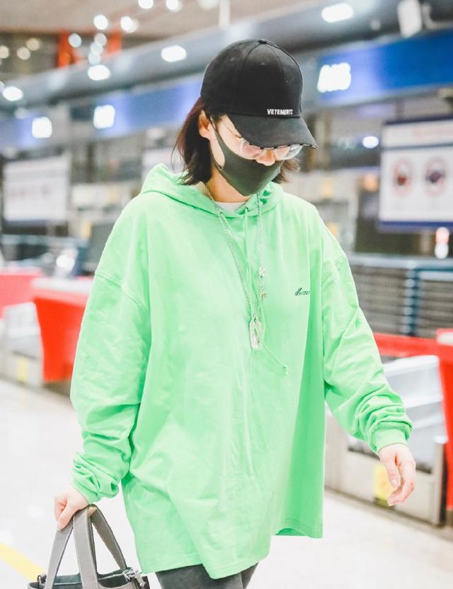 馬思純玩轉清新風，綠色衛衣配緊身長褲_珍珠奶茶