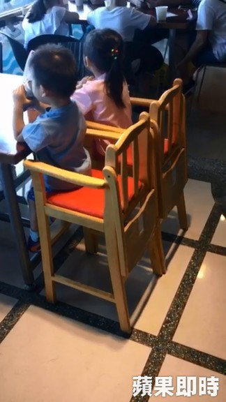 拿啤酒給男童止渴　警方要查父母責任_桃園機場接送